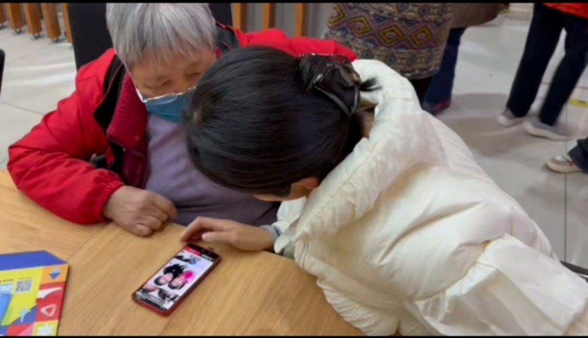 图为“银龄智享·AI绘梦”志愿.jpg